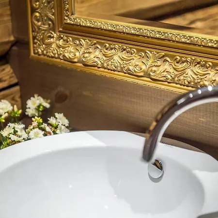 Eventyrlig Tommerhytte Pa Gardstun