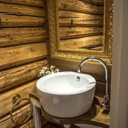 Eventyrlig Tommerhytte Pa Gardstun