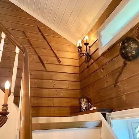 Holiday home Eventyrlig Tommerhytte Pa Gardstun *