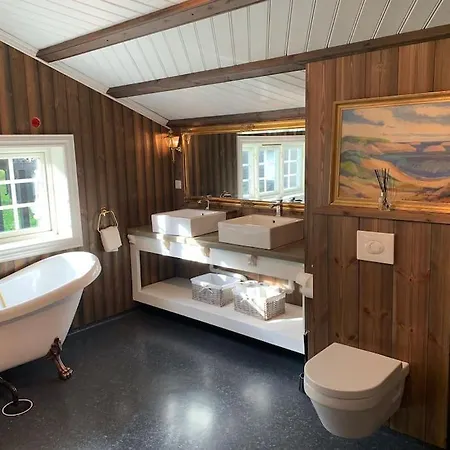 Eventyrlig Tommerhytte Pa Gardstun Винстра