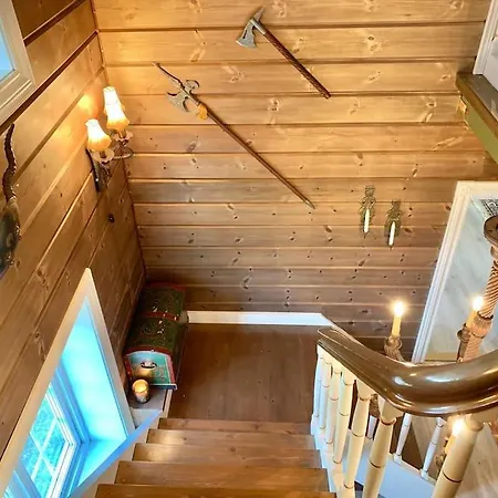 Eventyrlig Tommerhytte Pa Gardstun