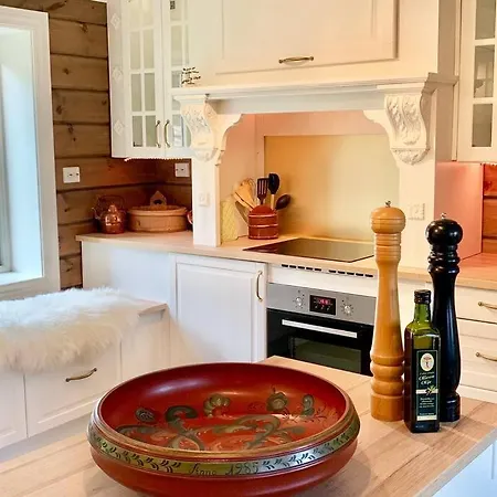 Eventyrlig Tommerhytte Pa Gardstun Винстра