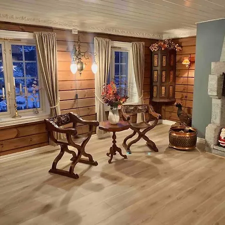 Eventyrlig Tommerhytte Pa Gardstun