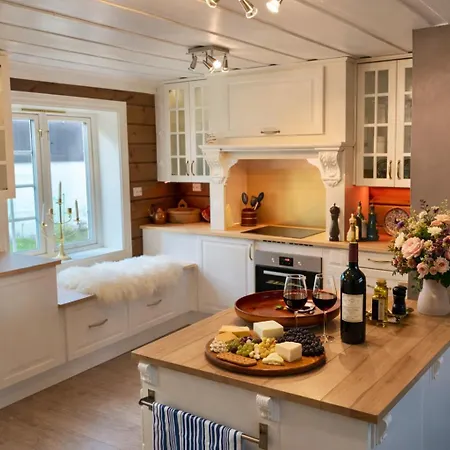 Feriehus Eventyrlig Tømmerhytte På Gårdstun