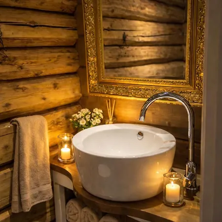 Eventyrlig Tommerhytte Pa Gardstun Дом отдыха *