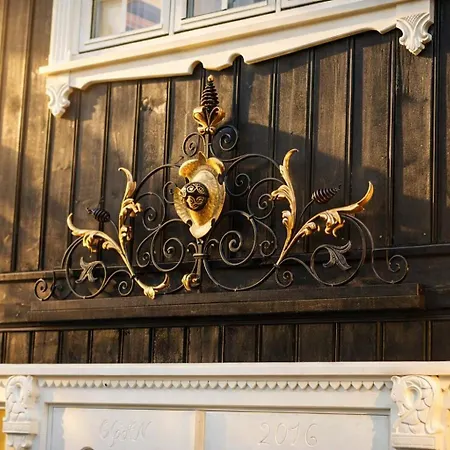 Eventyrlig Tommerhytte Pa Gardstun Дом отдыха