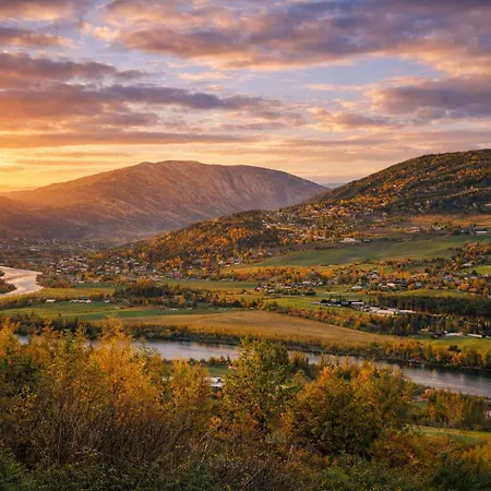 Eventyrlig Tømmerhytte På Gårdstun *