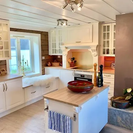 Eventyrlig Tommerhytte Pa Gardstun Vinstra